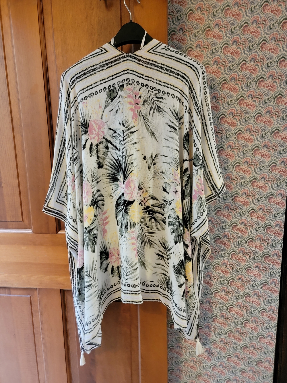 Vince Camuto White Woven Kimono Coverup with Black Palm Print and Yellow Accents - Picture 5 of 12